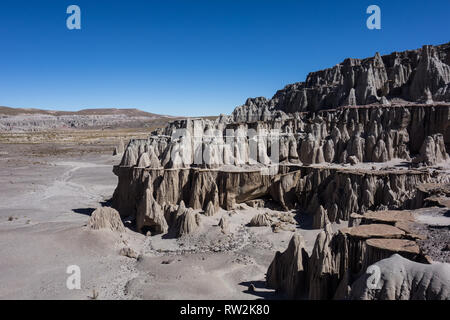 Riesige Felsformation mit Balkon in der Nähe des Salar de Uyuni, Bolivien Stockfoto