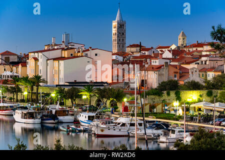 Insel Rab, Kroatien - 26. August 2017: Marina in der Stadt Rab mit dem Stadtzentrum im Hintergrund mit Bell Towers, auf der Insel Rab in Kroatien. Stockfoto