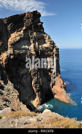 Um Madeira - die steilen Klippen am Ende der Halbinsel Sao Lourenco Stockfoto