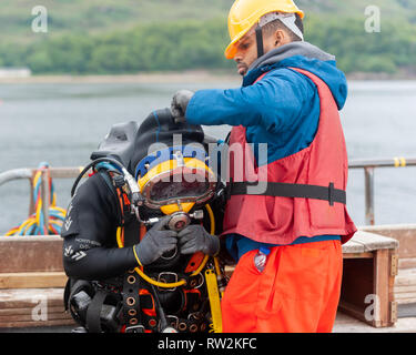 Auszubildender Taucher ihre Fähigkeiten in allen Bereichen des Handels vom Schweißen Praxis Tauchen plus buddying. Fort William schottischen Highlands Schottland Großbritannien Stockfoto