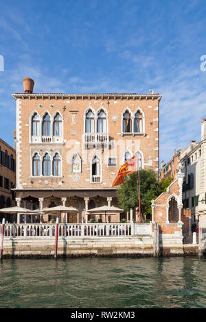 Hotel PALAZETTO Stern in einem 15 C maurischen Palazzo am Canale Grande, Dorsoduro Venedig, Venetien, Italien mit eigenem Garten bei Sonnenuntergang. Luxus accommoda Stockfoto