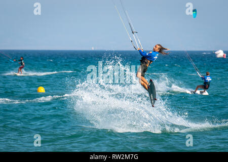 Kite Surfer krachend durch Wave, Tarifa, Cádiz, Andalusien, Spanien Stockfoto