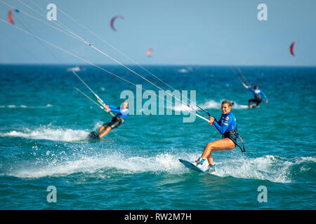 Kite Surfer krachend durch Wave, Tarifa, Cádiz, Andalusien, Spanien Stockfoto