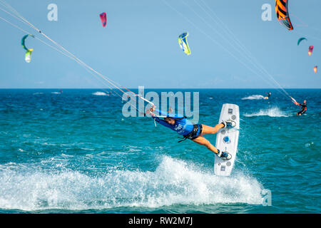 Kite Surfer krachend durch Wave, Tarifa, Cádiz, Andalusien, Spanien Stockfoto