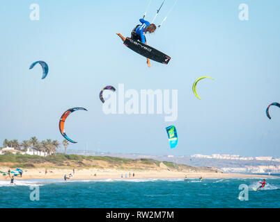 Kite Surfer hoch in die Luft, Tarifa, Cádiz, Andalusien, Spanien Stockfoto