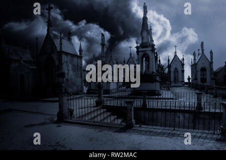 Spooky moonlit alten europäischen Friedhof in einem bewölkten Nacht mit geheimnisvollen Treppen in den Vordergrund Stockfoto