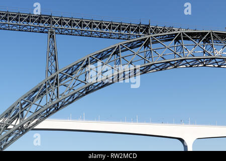 Altes Eisen Maria Pia und neue konkrete Sao Joao Brücken über den Fluss Douro, Porto, Portugal Stockfoto