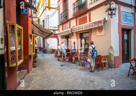 Touristen Halt für Essen in Sevilla, Spanien Stockfoto