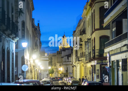 Blick hinunter Straße bei Nacht in der Nachbarschaft in Sevilla, Spanien Stockfoto