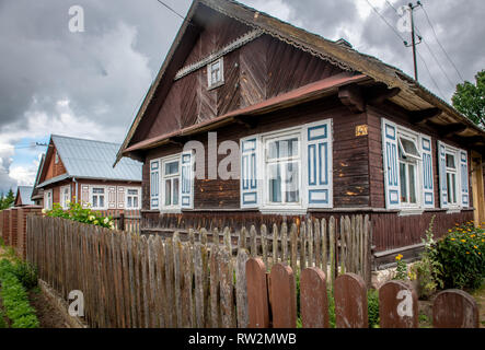 Die Außenseite des eingezäunt in der Kabine - style Häuser schmücken mit dekorativen Fensterläden rund um Windows in Trześcianka das "Land der offenen Rollläden', Polen, Stockfoto