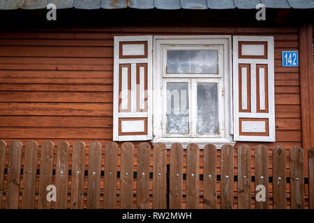 Außenseite der Kabine - style Haus schmücken mit dekorativen Fensterläden in Trześcianka das "Land der offenen Rollläden', Polen, Stockfoto