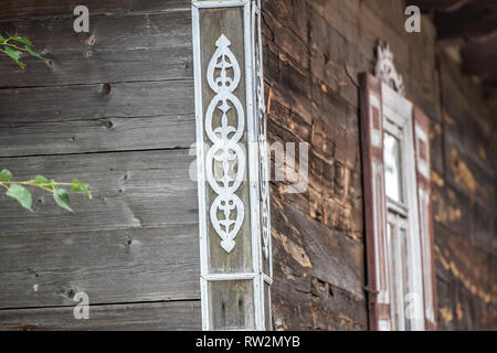 Ecke der Holzhütte Stil mit dekorativen Design in Trześcianka das "Land der offenen Rollläden', Polen schmücken, Stockfoto