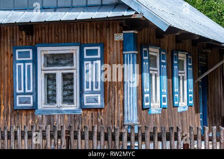 Außenseite der Kabine - style Haus schmücken mit bunten Fensterläden in Trześcianka das "Land der offenen Rollläden', Polen, Stockfoto