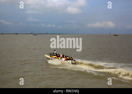 Menschen überqueren Sie den Fluss Padma in Schnellboote auf der Maowa-Kaorhakandi Route. Munshiganj, Bangladesch Stockfoto