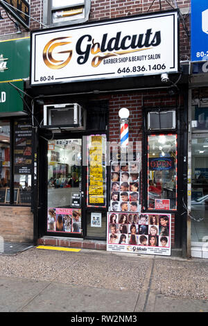 Das Äußere des Goldcuts Friseur- und Schönheitssalon auf Roosevelt Ave. in Jackson Heights, Queens, New York City Stockfoto