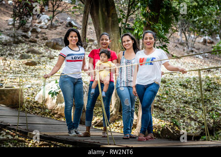Latin Familienfoto auf Brücke in Guatemala Stockfoto