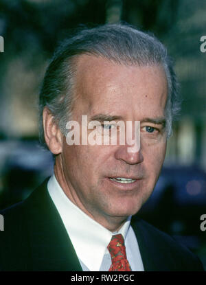 Washington, DC. 1997 Senator Joe Biden (D., DE.) spricht mit Reportern außerhalb CBS TV-Studio nach Erscheinen auf der Sonntag morgen Talk Show' Gesicht der Nation" Credit: Mark Reinstein/MediaPunch Stockfoto