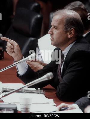 Washington, DC. USA, September 3, 1990 Senator Joe Biden (D., DE.) den Vorsitz im Senat Justiz Ausschuss während der Gerechtigkeit Souter Anhörungen. Credit: Mark Reinstein/MediaPunch Stockfoto