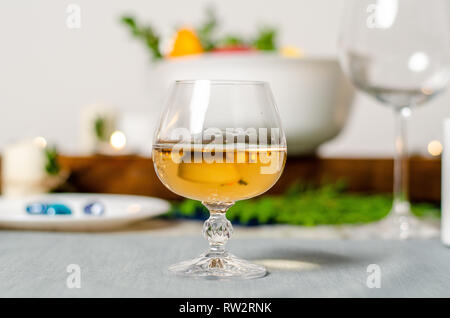 Schöne Tabelle mit Lavendelblüten auf hölzernen Hintergrund Stockfoto