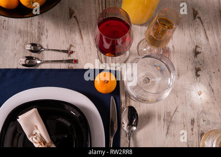 Rustikal gedeckten Tisch mit rosa Blumen und Kerzen auf hellem Holztisch. Urlaub Dekoration im Stil der Provence. Romantisches Abendessen. Gemeinkosten Stockfoto