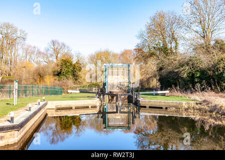 Fluss Nene am Weißen Mühlen Marina auf einem sonnigen klaren Tag mit viel narrowboats in der Marina vor Anker. Stockfoto