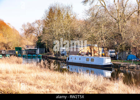 Fluss Nene am Weißen Mühlen Marina auf einem sonnigen klaren Tag mit viel narrowboats in der Marina vor Anker. Stockfoto