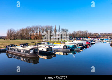 Fluss Nene am Weißen Mühlen Marina auf einem sonnigen klaren Tag mit viel narrowboats in der Marina vor Anker. Stockfoto