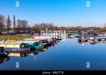 Fluss Nene am Weißen Mühlen Marina auf einem sonnigen klaren Tag mit viel narrowboats in der Marina vor Anker. Stockfoto