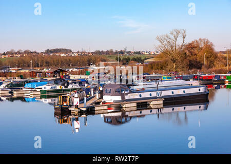 Fluss Nene am Weißen Mühlen Marina auf einem sonnigen klaren Tag mit viel narrowboats in der Marina vor Anker. Stockfoto