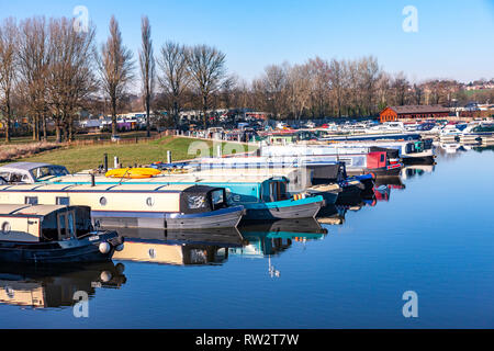 Fluss Nene am Weißen Mühlen Marina auf einem sonnigen klaren Tag mit viel narrowboats in der Marina vor Anker. Stockfoto