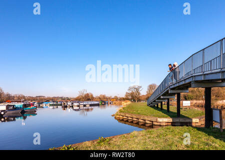 Fluss Nene am Weißen Mühlen Marina auf einem sonnigen klaren Tag mit viel narrowboats in der Marina vor Anker. Stockfoto