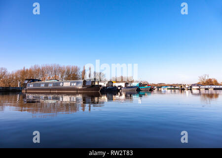 Fluss Nene am Weißen Mühlen Marina auf einem sonnigen klaren Tag mit viel narrowboats in der Marina vor Anker. Stockfoto