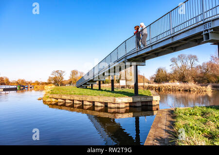 Fluss Nene am Weißen Mühlen Marina auf einem sonnigen klaren Tag mit viel narrowboats in der Marina vor Anker. Stockfoto