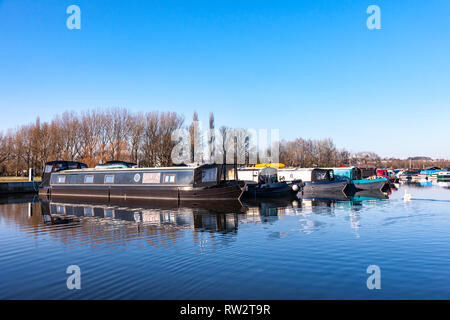 Fluss Nene am Weißen Mühlen Marina auf einem sonnigen klaren Tag mit viel narrowboats in der Marina vor Anker. Stockfoto