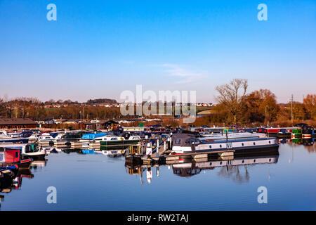 Fluss Nene am Weißen Mühlen Marina auf einem sonnigen klaren Tag mit viel narrowboats in der Marina vor Anker. Stockfoto