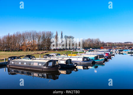 Fluss Nene am Weißen Mühlen Marina auf einem sonnigen klaren Tag mit viel narrowboats in der Marina vor Anker. Stockfoto