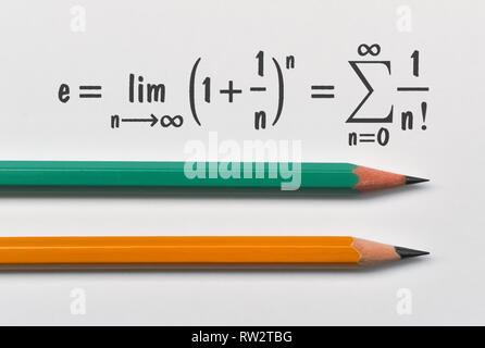 Definition der Euler ist konstant auf zwei verschiedene Arten und zwei Bleistifte Stockfoto