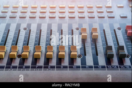 Audio Sound Mixer console. Sound Mixing Desk. Musik mixer Control Panel im Aufnahmestudio. Audio Mixing Konsole mit Fader und Regler. Stockfoto