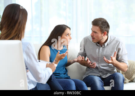 Ehe während ein paar Therapie sitzen auf einer Couch zu Hause oder Konsultation kämpfen Stockfoto