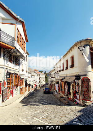 In Pogradec, Albanien - März 2019: Innenstadt von Gjirokaster, ein UNESCO-Weltkulturerbe im Süden Albaniens, der alten osmanischen Basar Stockfoto