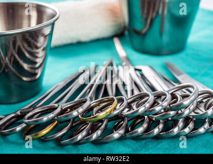Chirurgische Schere in einem Operationssaal, Zusammensetzung horizontale, konzeptionelle Bild Stockfoto