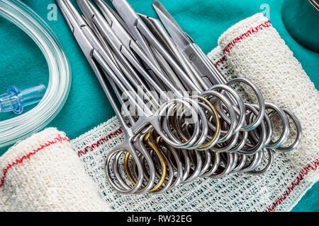 Chirurgische Schere in einem Operationssaal, Zusammensetzung horizontale, konzeptionelle Bild Stockfoto