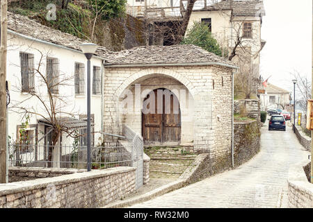 In Pogradec, Albanien - März 2019: Innenstadt von Gjirokaster, ein UNESCO-Weltkulturerbe im Süden von Albanien Stockfoto