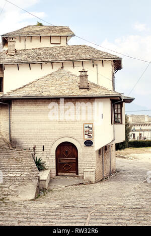 In Pogradec, Albanien - März 2019: Innenstadt von Gjirokaster, ein UNESCO-Weltkulturerbe im Süden von Albanien Stockfoto