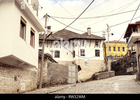 In Pogradec, Albanien - März 2019: Innenstadt von Gjirokaster, ein UNESCO-Weltkulturerbe im Süden von Albanien Stockfoto