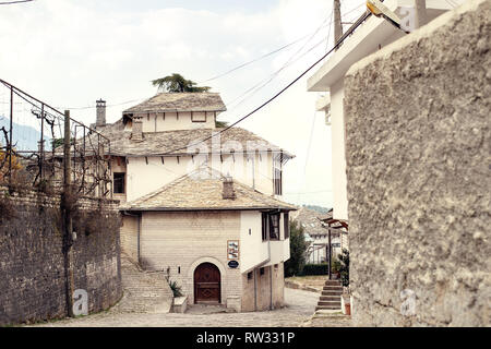 In Pogradec, Albanien - März 2019: Innenstadt von Gjirokaster, ein UNESCO-Weltkulturerbe im Süden von Albanien Stockfoto