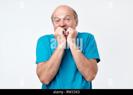 Senior kahlen Hispanic Mann auf grauem Hintergrund für Mund mit den Händen erfahren tiefen Erstaunen und Angst isoliert Stockfoto