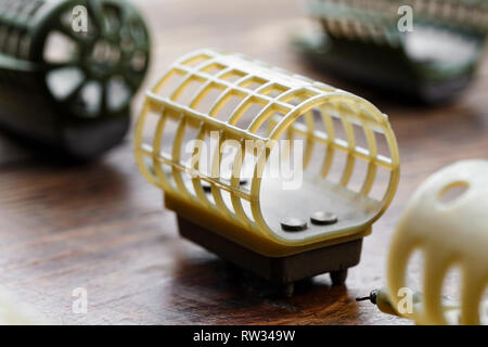 Notwendiges Zubehör für Schrägförderer-fischerei auf einem Holzbrett. Feeder feeder Seite anzeigen. Stockfoto