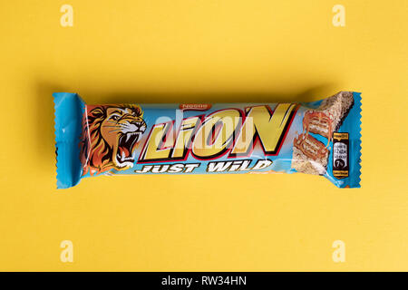 Ukraine, Kiew 29. März 2018. Lion Bar auf Weiß isoliert. Lion ist ein schokoriegel Konfektion, die von Nestle hergestellt ist Stockfoto