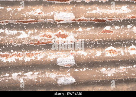 Peeling und Korrosion an Stahlplatten. Zink für Dach- und Dichtungsbahnen verwendet, wenn es alt ist und Rosten. Zusammenfassung Hintergrund und Textur. Stockfoto